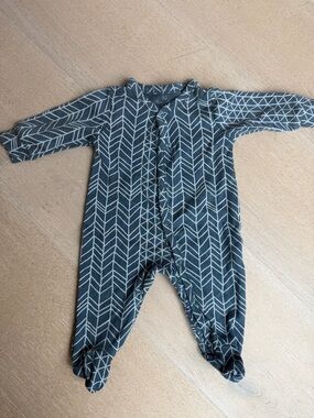 Oliver & Rain Steel Blue Chevron-Print Footed Baby Onesie